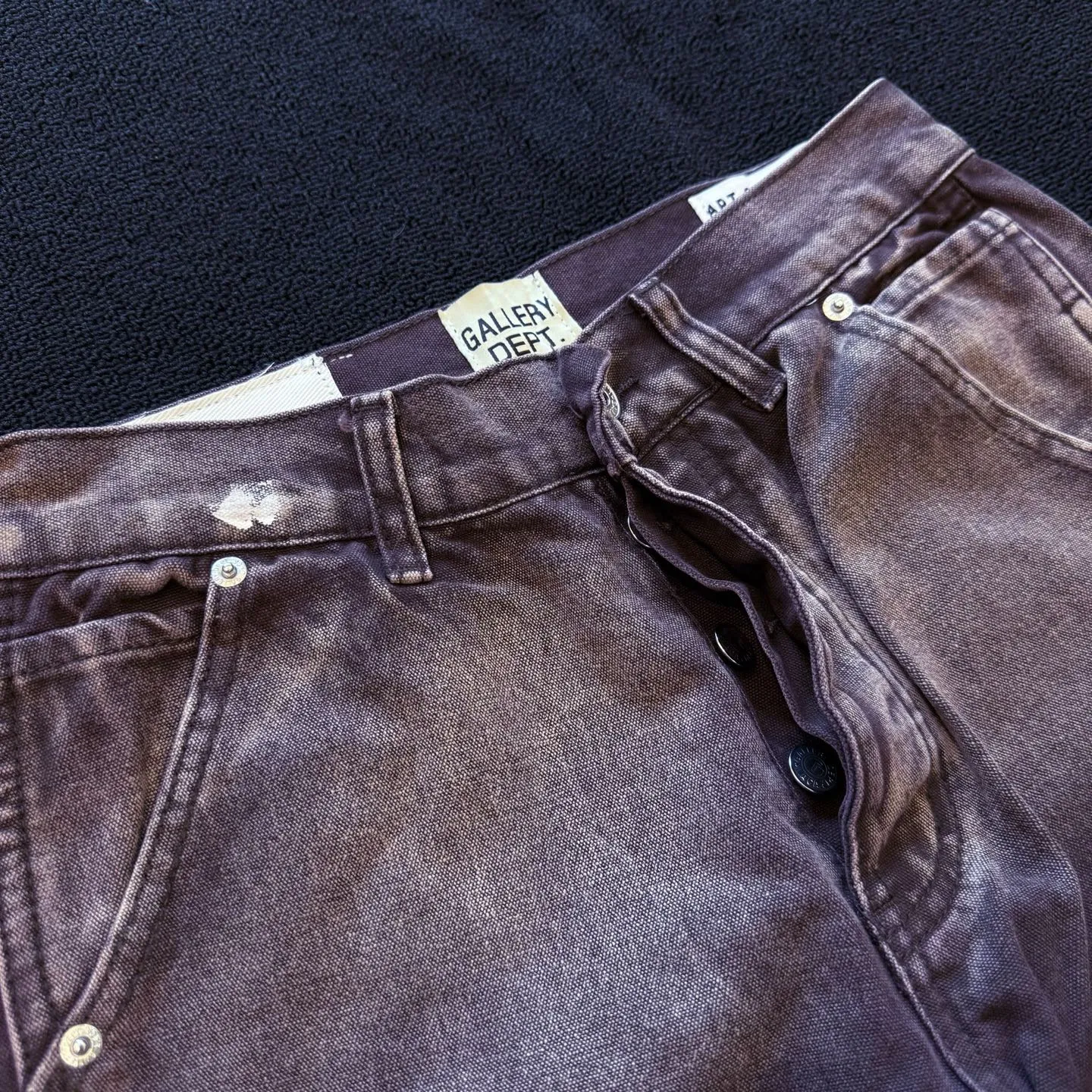 P230 model number: D404 GALLERY DEPT micro-flared distressed distressed jeans, three-dimensional version, loose and comfortable, not picky about body shape, factory precision, original factory quality control, same style for men and women, can be matched with couples, versatile recommendation, must-have denim for all seasons, made of heavy-duty washed pure cotton denim fabric. After washing, it is soft and thick, very stylish when worn. Size: 28, 30, 32, 34, 36 (S-XXL) Color: Splicing Size reference # 28 pants length 100 waist 72 30 pants length 102 waist 76 32 pants length 104 waist 80 34 pants length 106 waist 84 36 pants length 108 waist 88